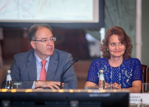 Ирина Великанова и Андрей Сорокин на круглом столе после презентации электронного архива ГКО